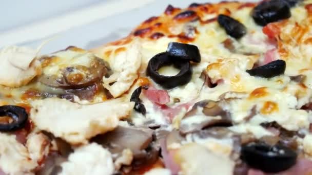 Pizza con queso crema, carne de pollo, aceitunas y salchichas — Vídeo de stock