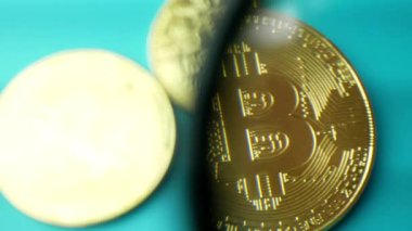 Altın Bitcoin Btc sikke ve Büyüteç camı veya Büyüteç