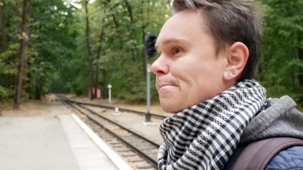 Genç bir adam tren bekliyor — Stok video