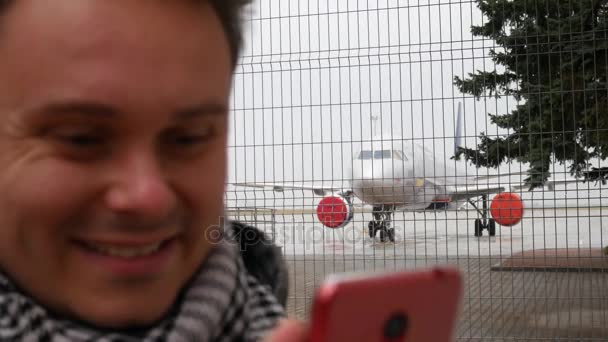 Joven o estudiante en el aeropuerto con antecedentes de avión — Vídeo de stock