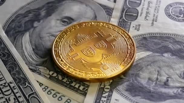 Oro Bitcoin BTC monete stanno cadendo su fatture di 100 dollari — Video Stock