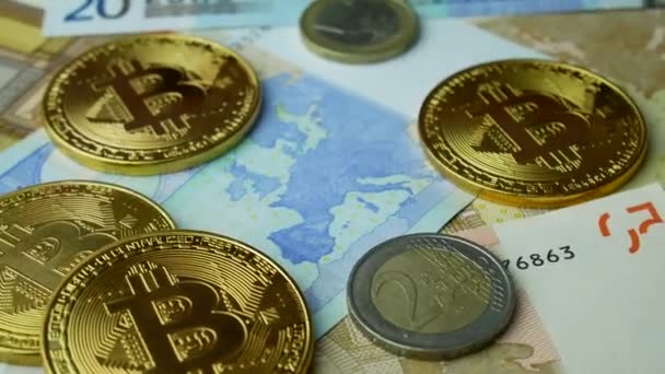 Oro Bitcoin BTC monedas que giran con billetes de euro — Vídeos de Stock