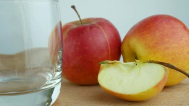 Cam dökülen beyaz suyu akar