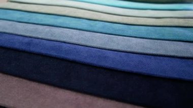İplik ve rotasyon hareket farklı renklerde kumaş örnekleri vardır