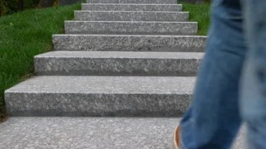 Granit adımlar bellek duvar veya kaldırıldı olarak işaretlemek, üzerinde kot erkekte yükselir