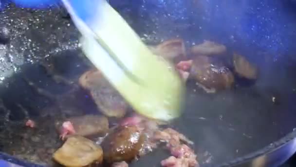 Guanti blu mano in cucina Mini baby melanzana da ciotola di ferro — Video Stock