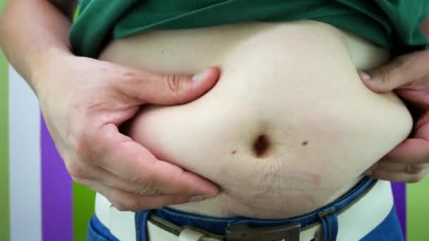 Tłuszczu z brzucha otyłości młody mężczyzna z brzuchem piwnym — Wideo stockowe