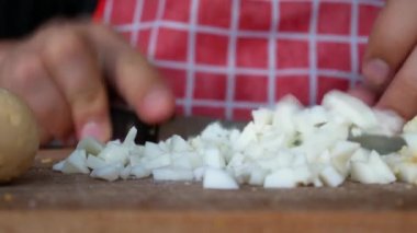 Haşlanmış yumurta kesme bıçak ile kesme tahtası üzerinde kapat