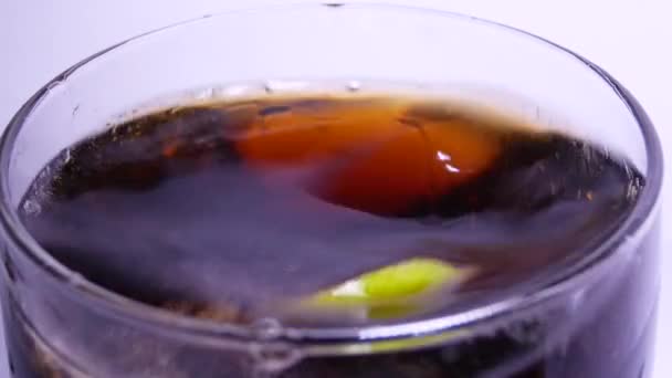 Φυσαλίδες στο αφρώδες υγρό με καφέ ποτό — Αρχείο Βίντεο
