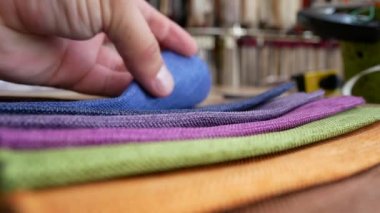 Moda Tasarımcısı tablo üzerinde çalışma