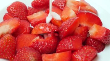 Yoğurt, taze çilek