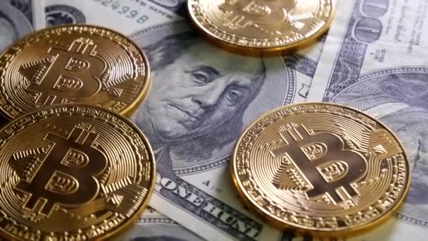 Oro Bitcoin BTC monedas girando en billetes de 100 dólares — Vídeos de Stock