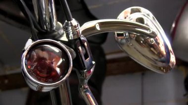 Bir motosiklet üzerinde kırmızı Far