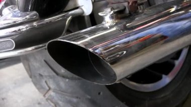 Motosiklet motoru üzerinden metal boru egzoz