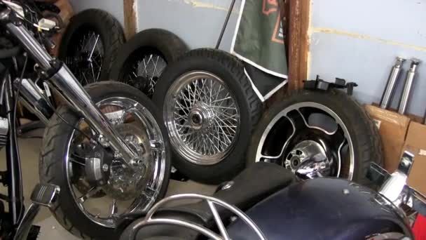 Koła tur motocykl w garażu lub motocykl warsztat naprawy — Wideo stockowe
