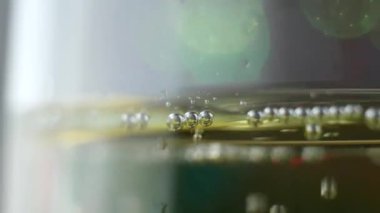 bir bardak şampanya içinde baloncuklar