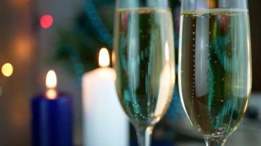 Şampanya dökme ve gözlük köpük