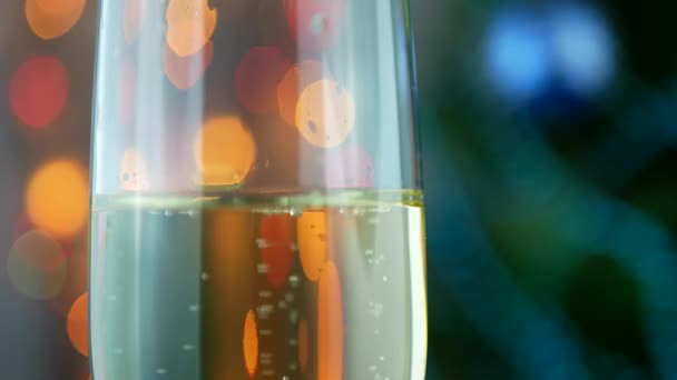 Şampanya şişesinden tatil bokeh dökülen — Stok video