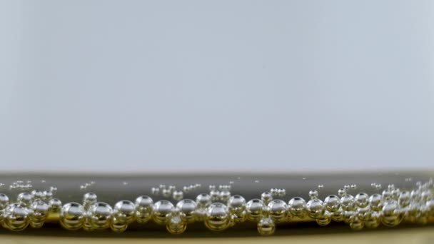 Пузырьки внутри бокала шампанского — стоковое видео