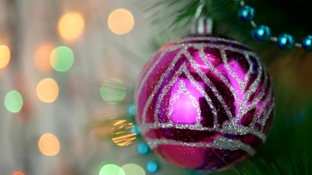 Violet kerstballen op kerstboom — Stockvideo