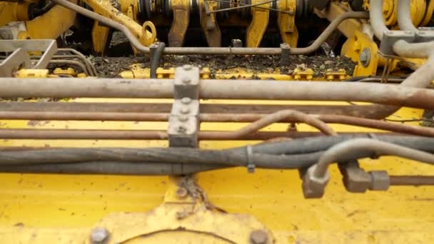 Detail traktor Kombajn na sklizeň cukrové řepy — Stock video