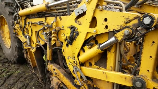 Détail du tracteur moissonneuse-batteuse pour la récolte de betteraves à sucre — Video