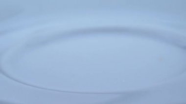 Renkli küpler beyaz plaka üzerine düşen meyve şekerlenmiş