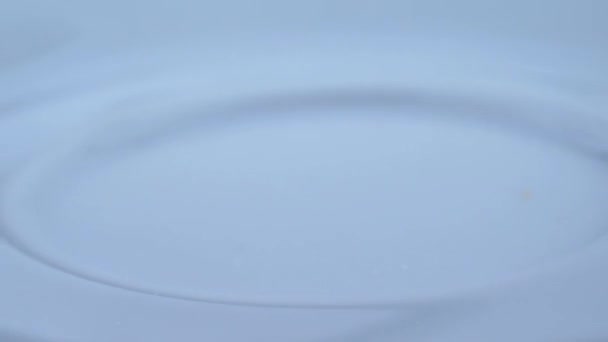 Πολύχρωμους κύβους που υπάγονται στο άσπρο πιάτο ζαχαρωμένα φρούτα — Αρχείο Βίντεο