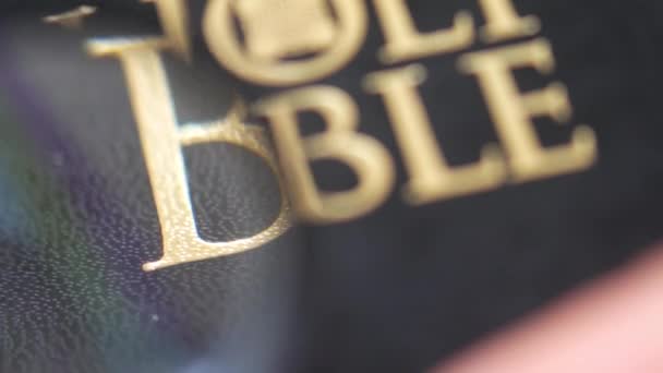 Recherche de la Sainte Bible avec loupe — Video