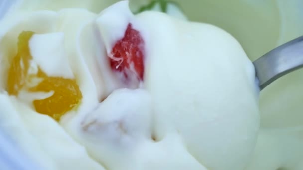 Yoghurt met gekonfijt fruit in pot — Stockvideo