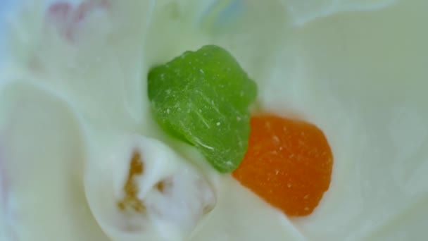 Yoghurt met gekonfijt fruit in pot — Stockvideo