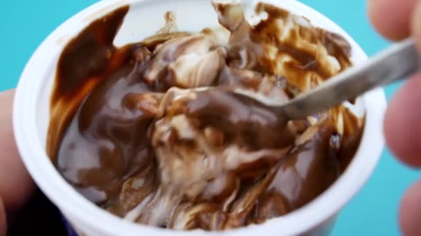 Cokelat yogurt dengan sendok dalam stoples — Stok Video