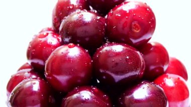 Su ile kırmızı kiraz demet keser