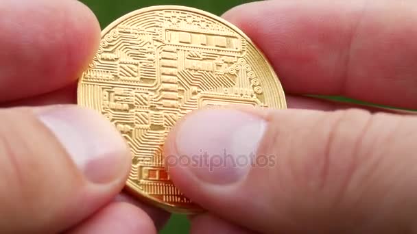 Tangan memegang crypto mata uang BTC Bitcoin koin — Stok Video