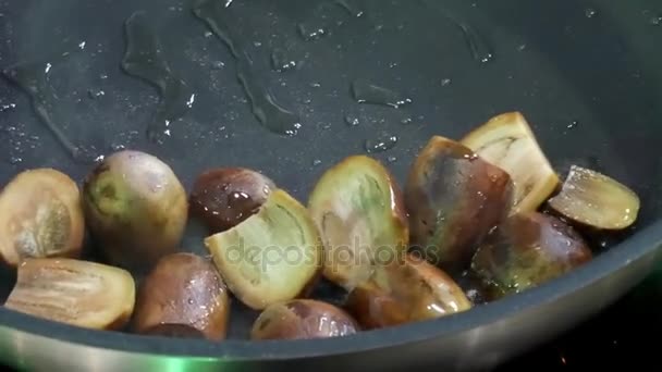 Mini Baby aubergine op ijzer druipend Pan — Stockvideo