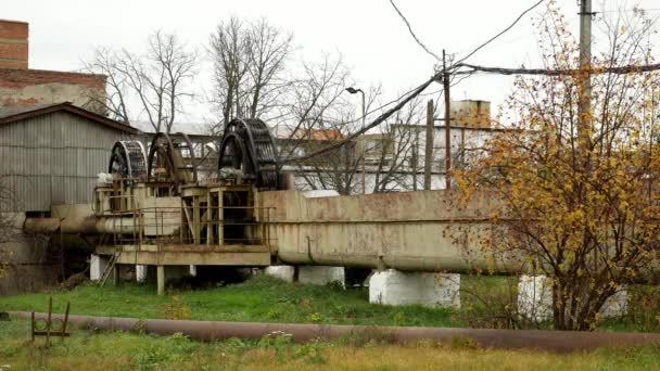 Stara fabryka budynku poza jesienią — Wideo stockowe