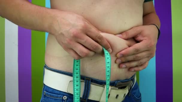 Hombre gordo echa un vistazo a su cuerpo gordo — Vídeos de Stock
