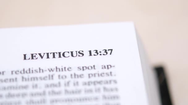 Leviticus boek van de Bijbel — Stockvideo