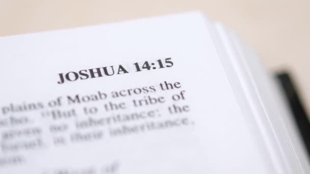 Джошуа книги Біблії — стокове відео
