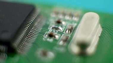 Kondansatörler ile yeşil elektronik devre kartı