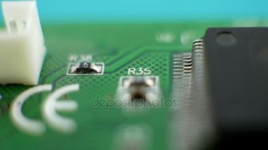 Direnç ile yeşil elektronik devre kartı