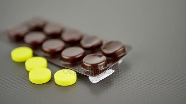 Rotações pílulas amarelas — Vídeo de Stock