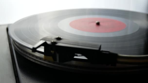 Spinning skivspelare med Vintage Vinyl — Stockvideo