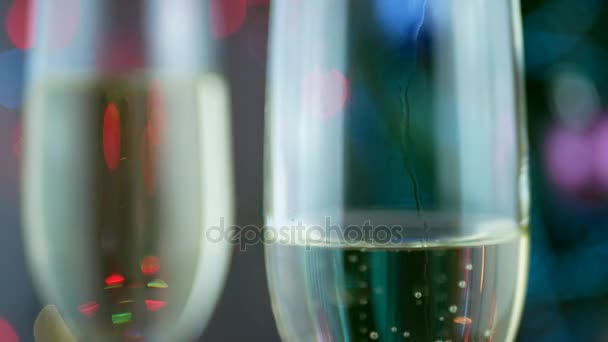 Champagne versato nel bicchiere — Video Stock