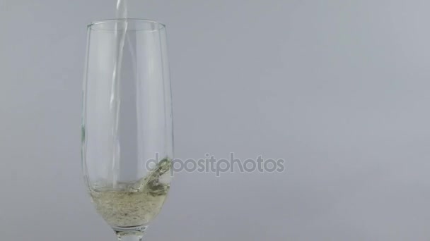 Наливание пузырьков вина и пену — стоковое видео