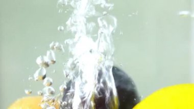 Suya düşen meyve salatası