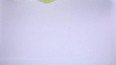 Düşen suya kivi dilimleri