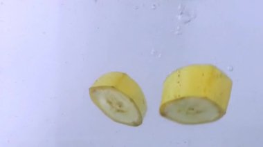 Meyve muz dalan ve su sıçramalarına su