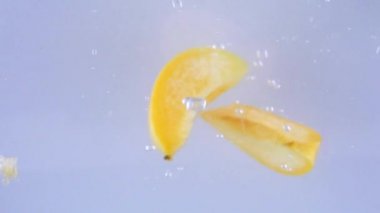 Adet kayısı damla su altında