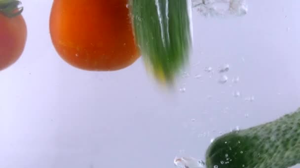 Pomodori e cetrioli che cadono nell'acqua — Video Stock